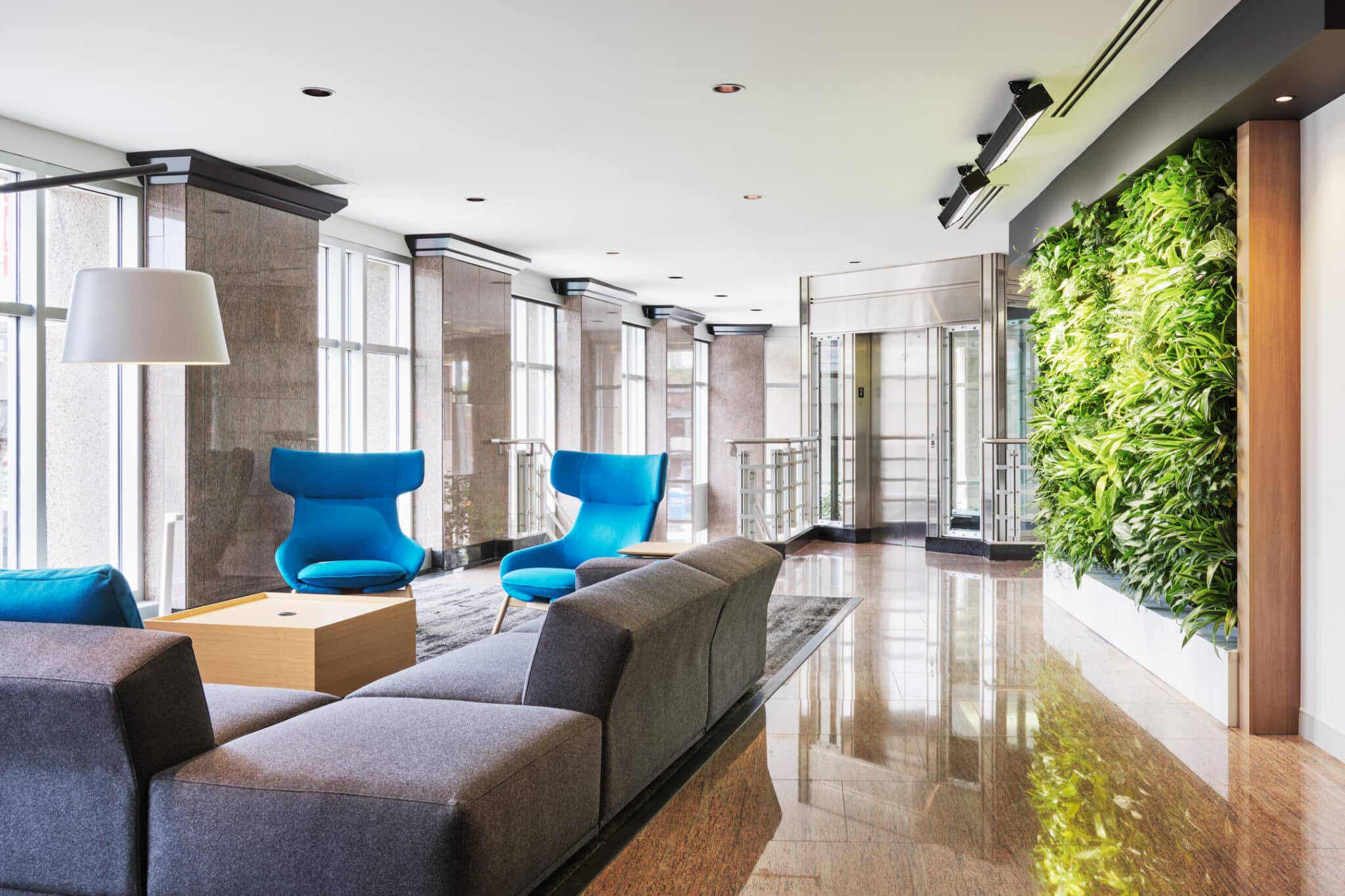 Projet de design corporatif - Salon lounge au 2e étage du siège social du Fond de solidarité FTQ par VAD Designers d'intérieur commercial.