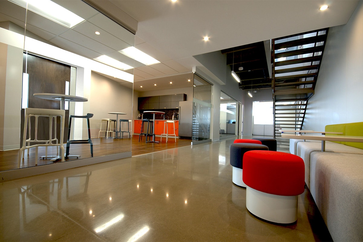 Projet de design corporatif - Bar à jus au siège social de la Mine Raglan à Laval par VAD Designers d'intérieur commercial.