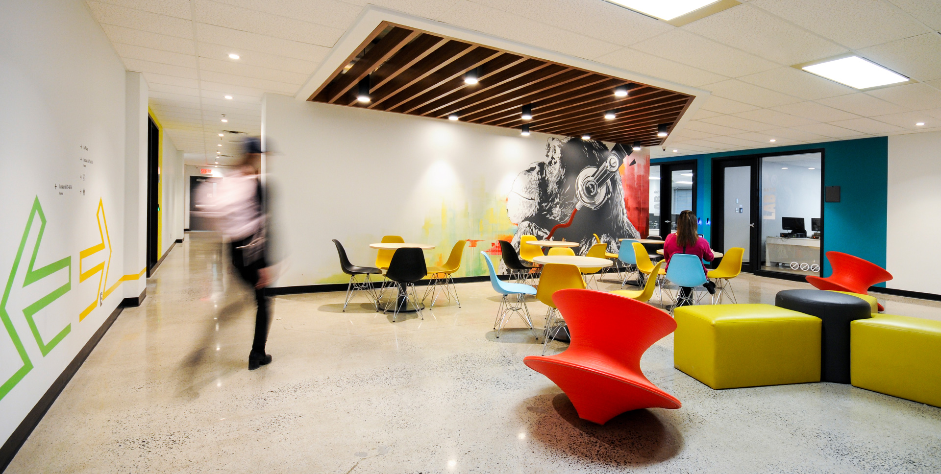 Projet de design - Lounge et murale au Collège LaSalle Montréal aménagé par VAD Designers d'intérieur commercial.