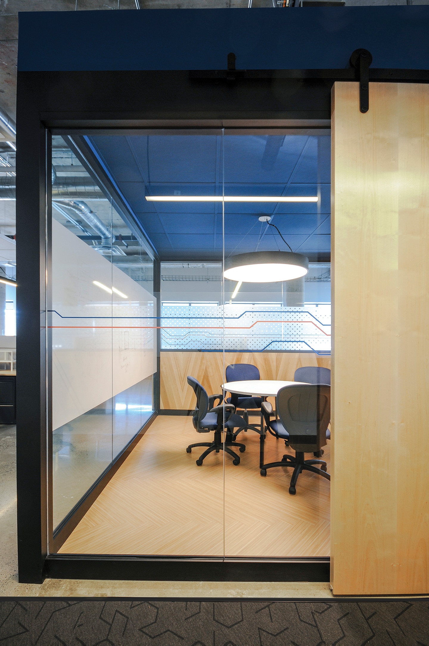 Projet de design corporatif - Salle de travail au siège social de Octasic à Montréal aménagé par VAD Designers d'intérieur commercial.