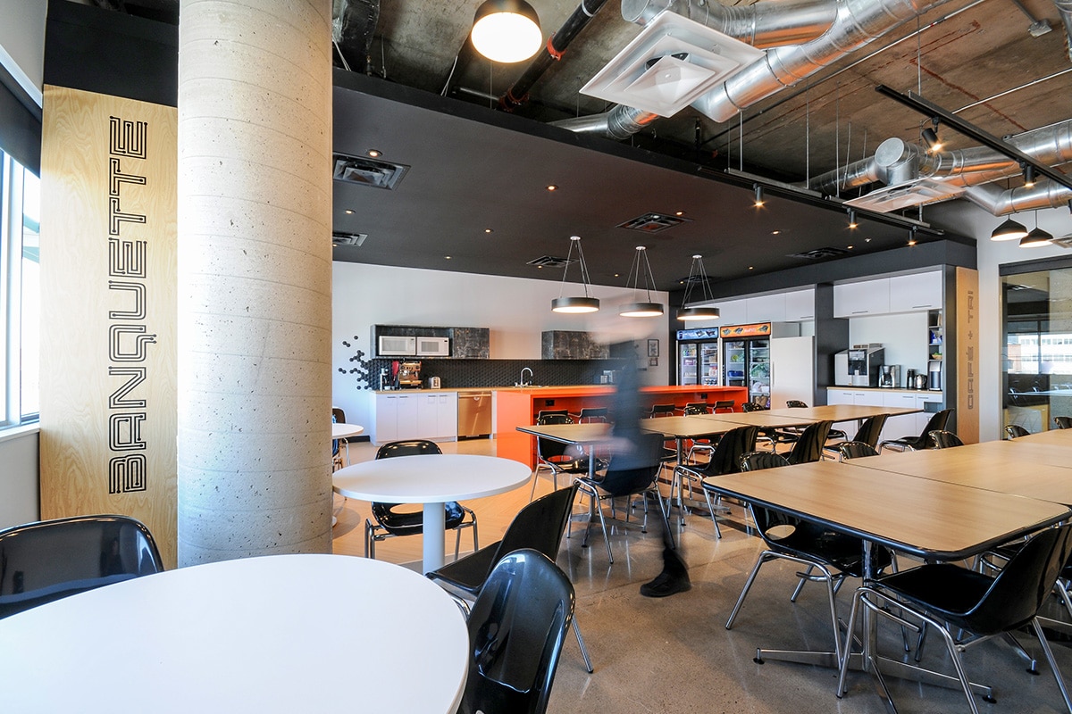 Projet de design corporatif - Salle à manger au siège social de Octasic à Montréal aménagé par VAD Designers d'intérieur commercial.