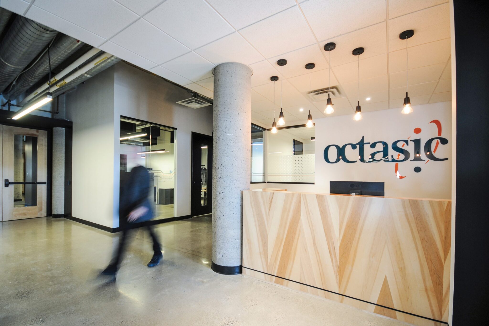 Projet de design corporatif - Réception au siège social de Octasic à Montréal aménagé par VAD Designers d'intérieur commercial.