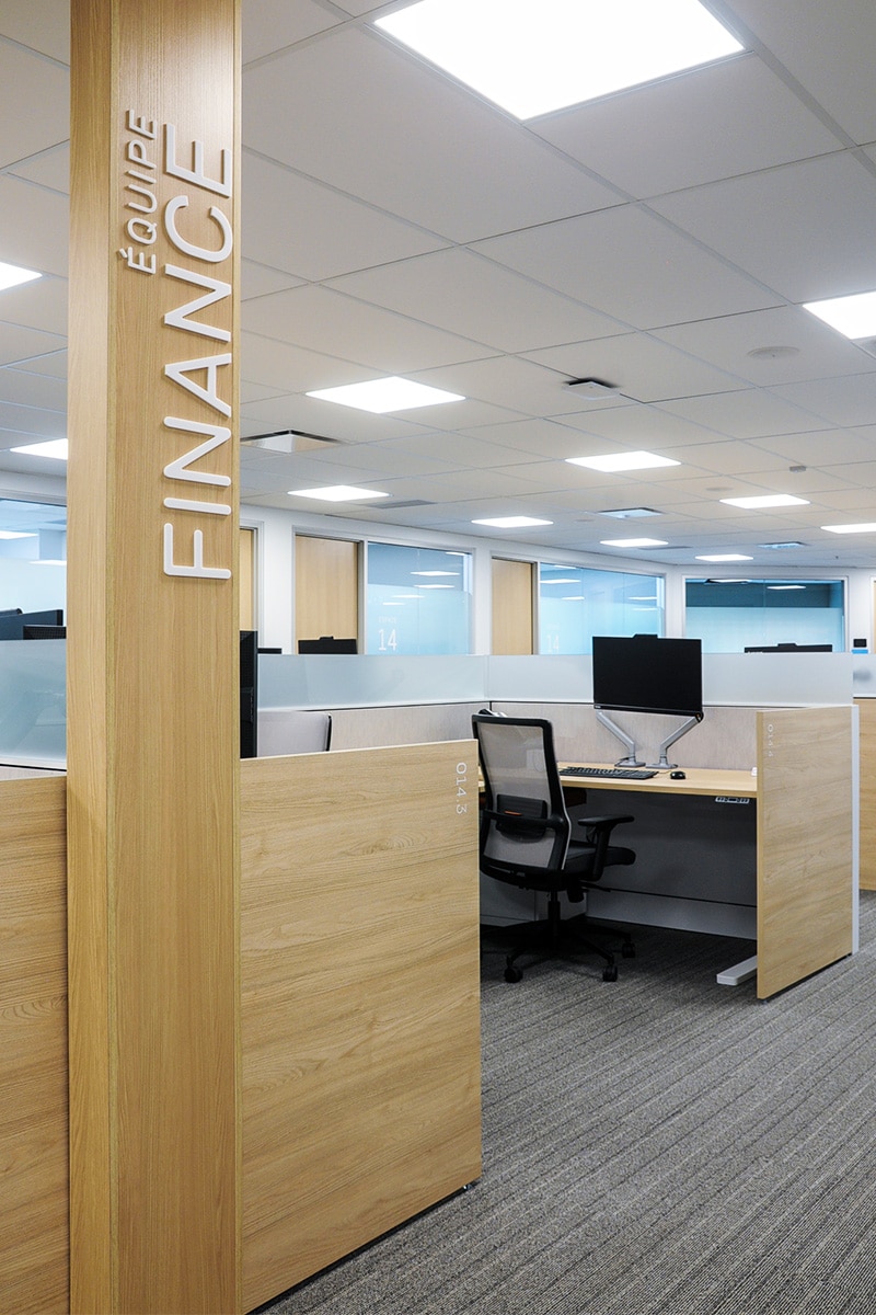 Projet de design - Espace de travail aux bureaux de Logistec aménagé par VAD Designers d'intérieur commercial.