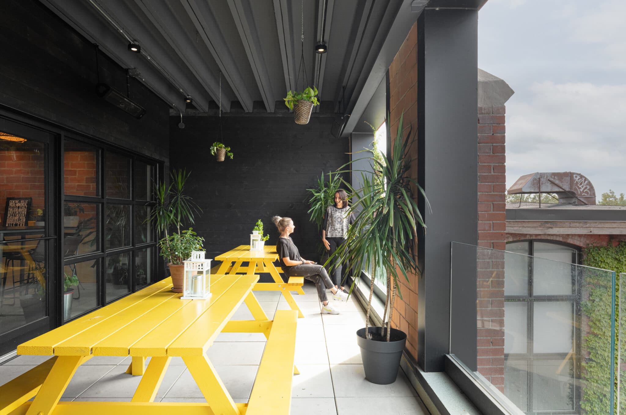 Projet de design corporatif - Balcon - Terrasse - Quabridge par VAD Designers d'intérieur commercial.