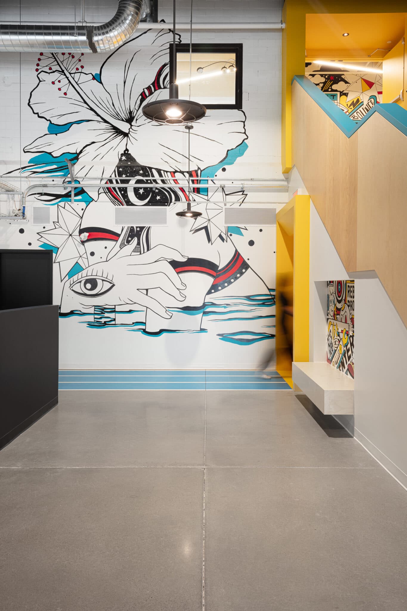 Murale et escalier au siège social de Quadbridge à Montréal par VAD Designers d'espaces