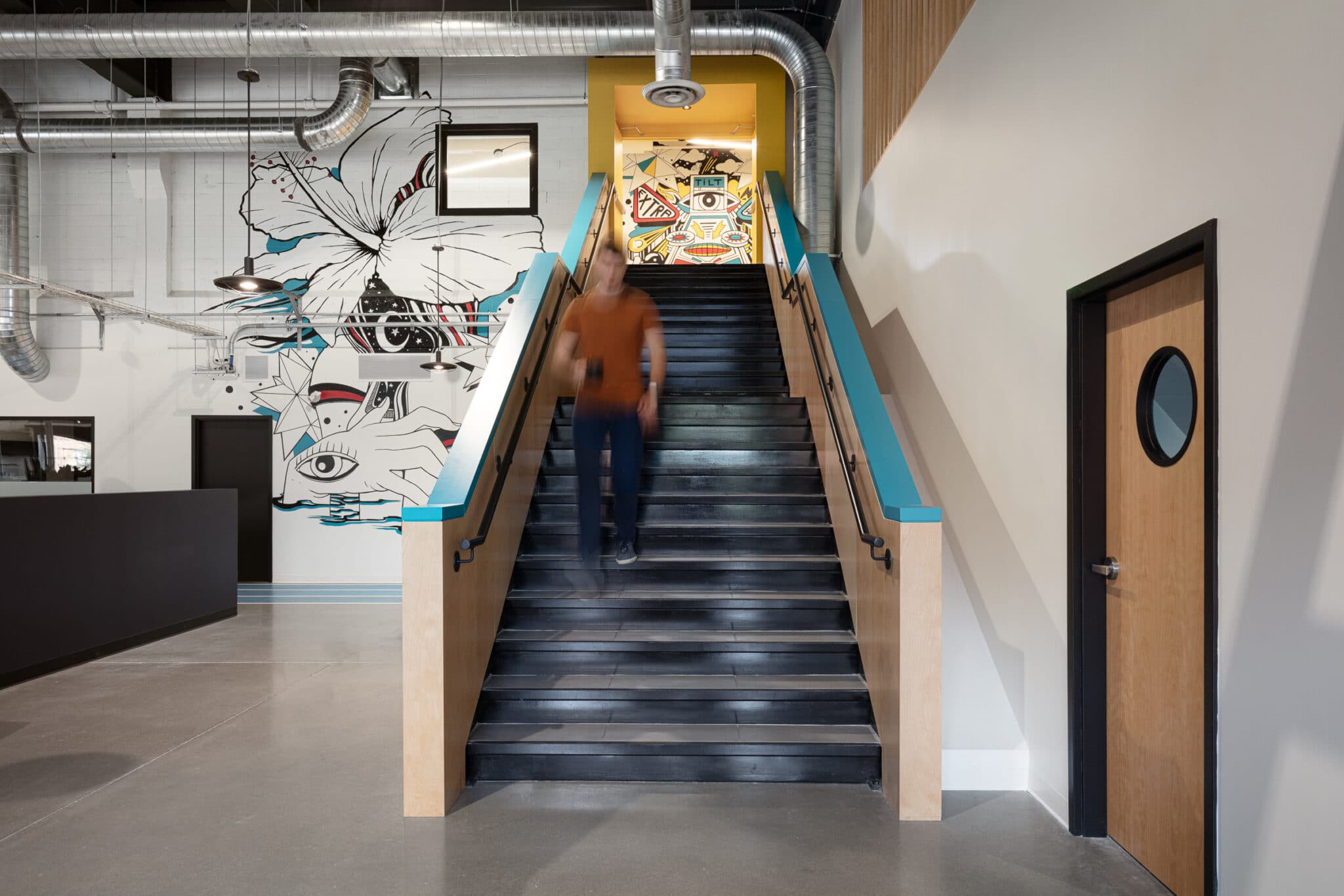 Projet de design corporatif - Escalier principal et murale - siège social de Quadbridge à Montréal par VAD Designers d'intérieur commercial.
