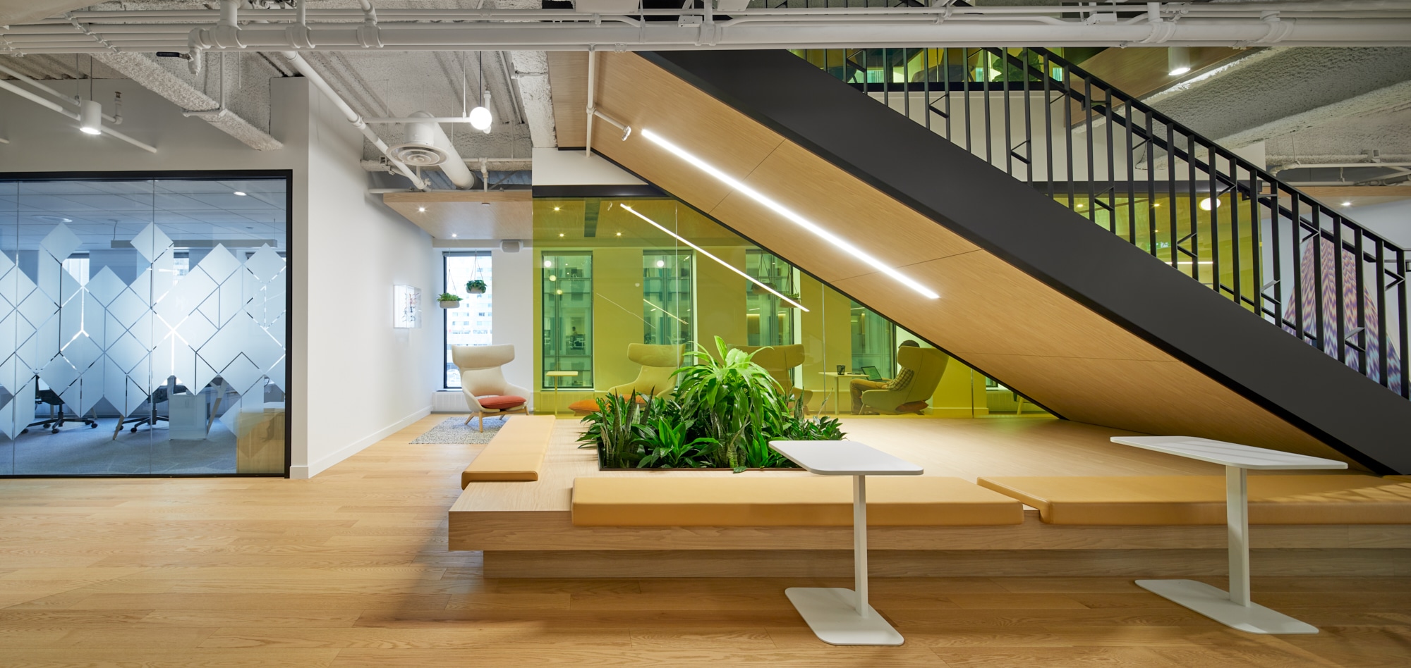 Projet de design corporatif - Escalier principal de Station FinTech à Montréal par VAD Designers d'intérieur commercial.