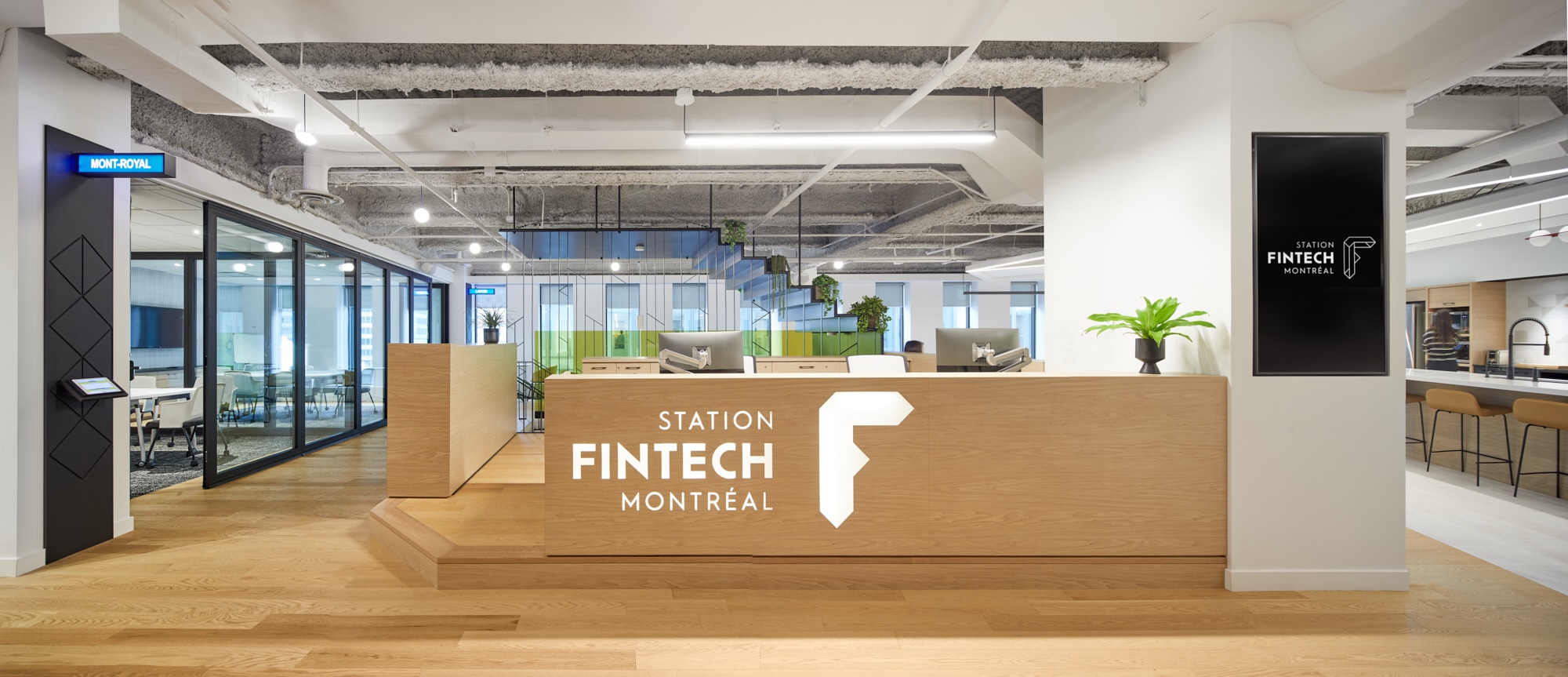 Projet de design corporatif - Réception de Station FinTech à Montréal par VAD Designers d'intérieur commercial.