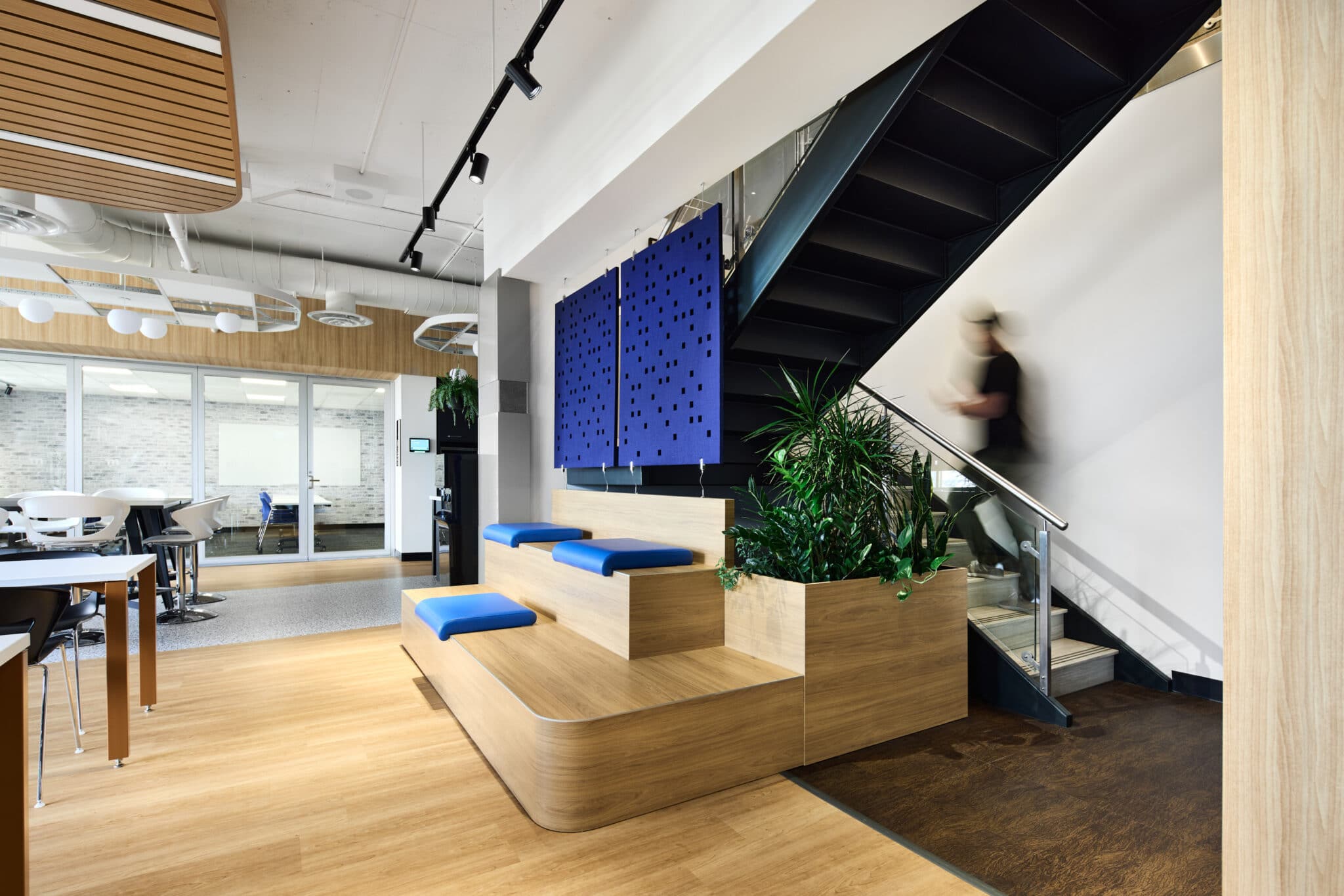 Escalier et aire de vie au siège social de Mazars à Montréal par VAD Designers d'espaces