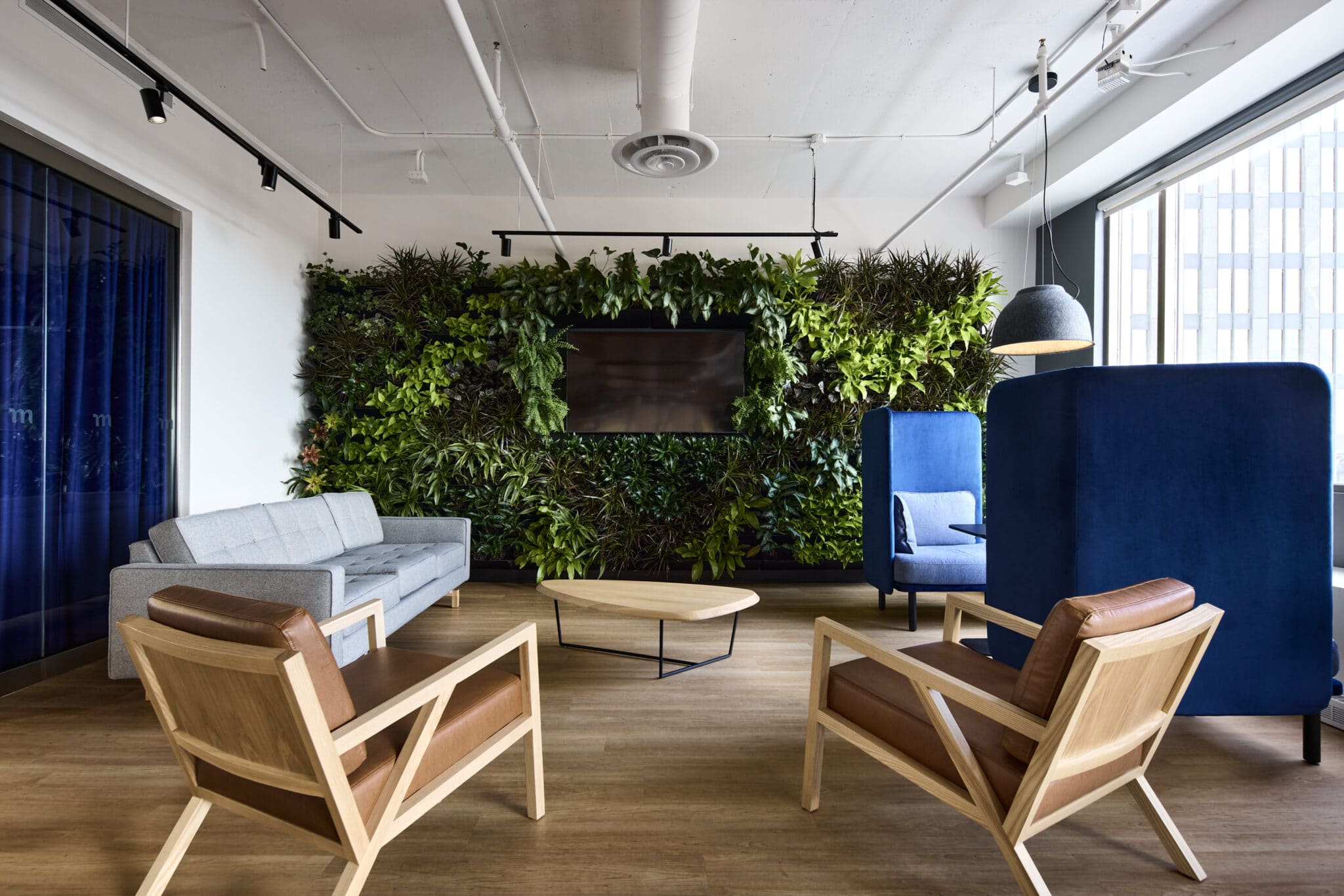 Projet de design corporatif - Salon et mur végétal au siège social de Mazars à Montréal par VAD Designers d'intérieur commercial.
