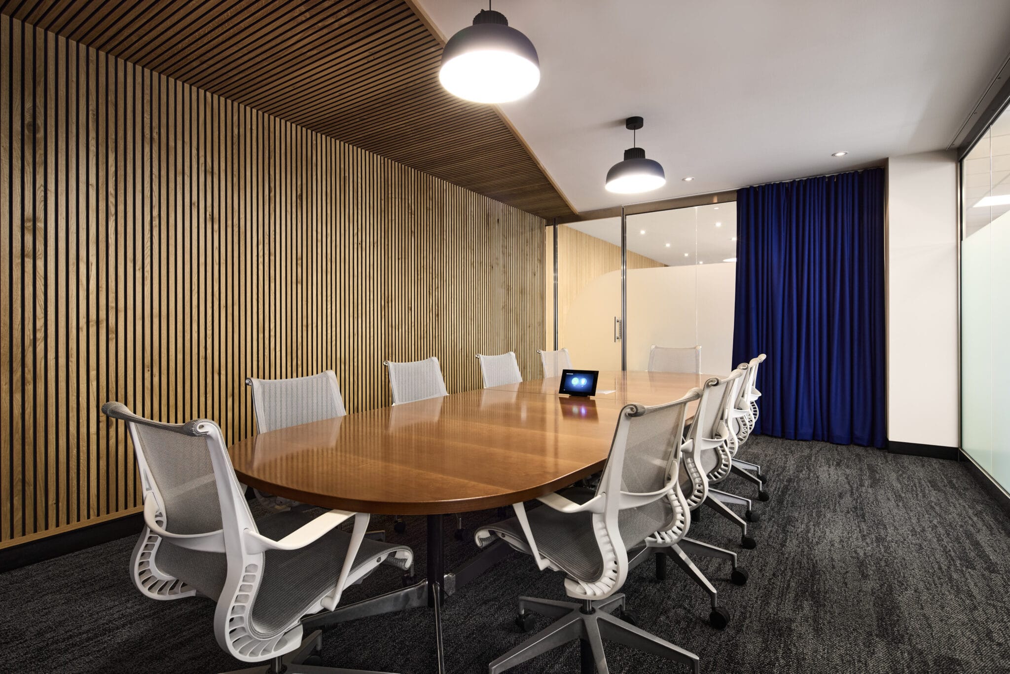 Projet de design corporatif - Salle de conférence au siège social de Mazars à Montréal par VAD Designers d'intérieur commercial.