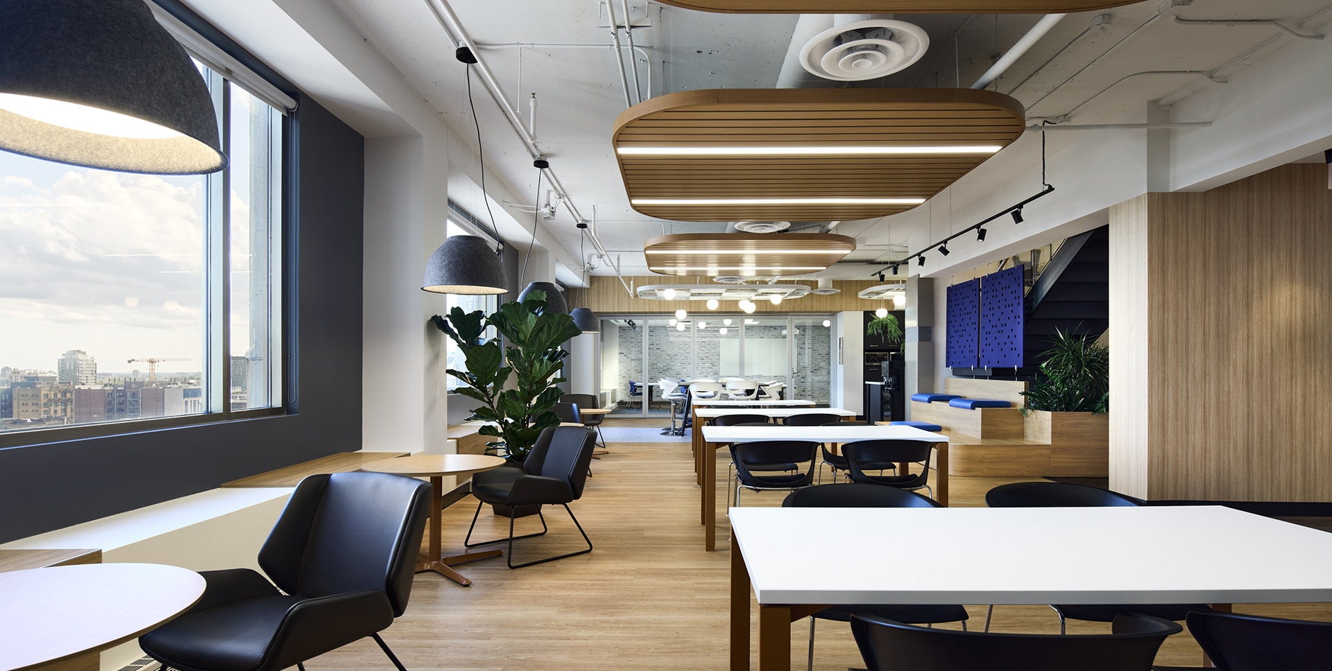 Projet de design corporatif - Salle à manger au siège social de Mazars à Montréal par VAD Designers d'intérieur commercial.