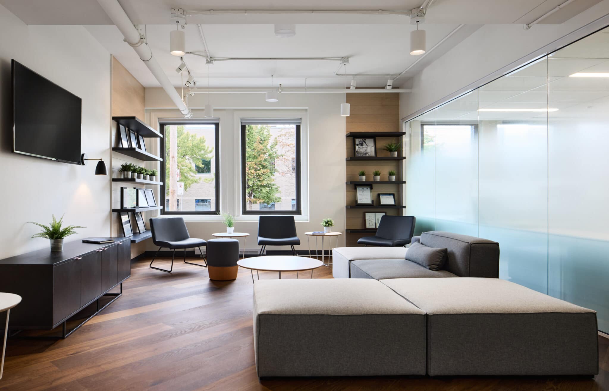 Entrée et salon au siège social de Morgan Schaffer à Montréal par VAD Designers d'espaces