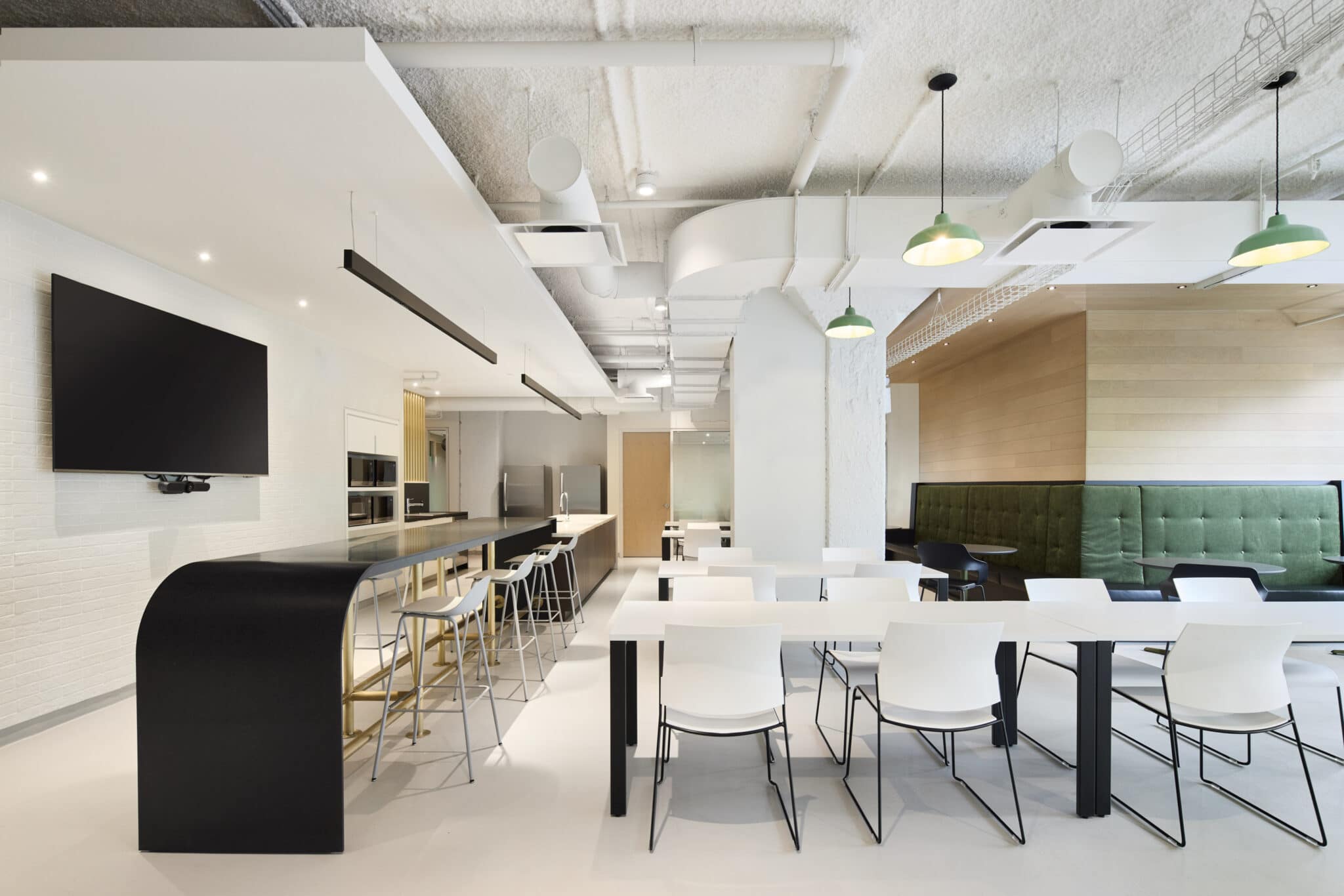 Cafétéria au siège social de Morgan Schaffer à Montréal par VAD Designers d'espaces