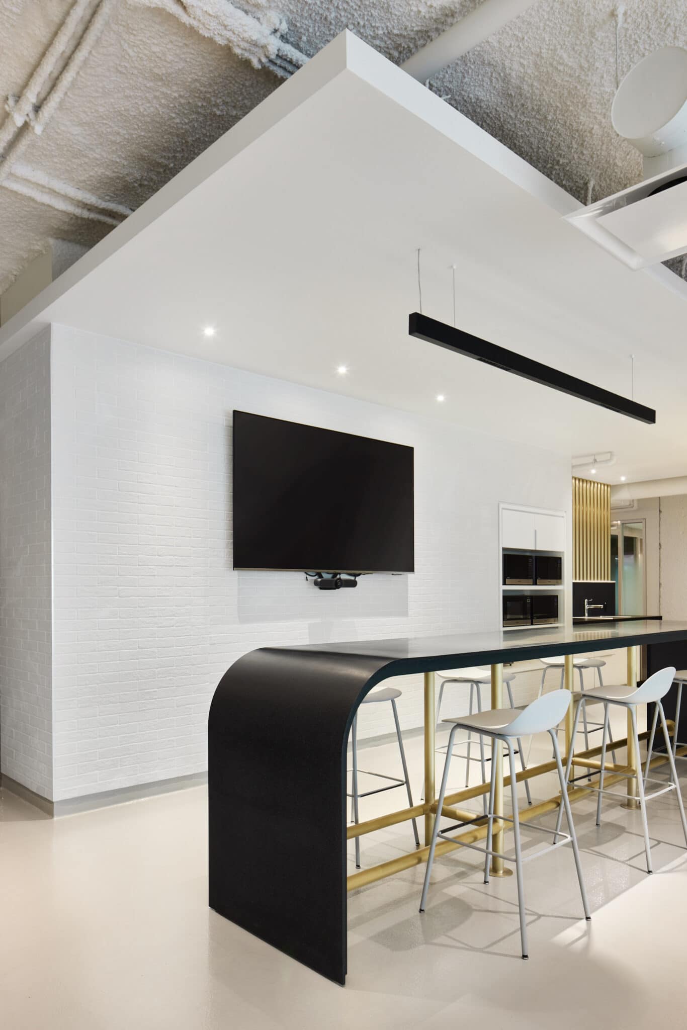 Projet de design corporatif - Îlot dans la cafétéria au siège social de Morgan Schaffer à Montréal par VAD Designers d'intérieur commercial.