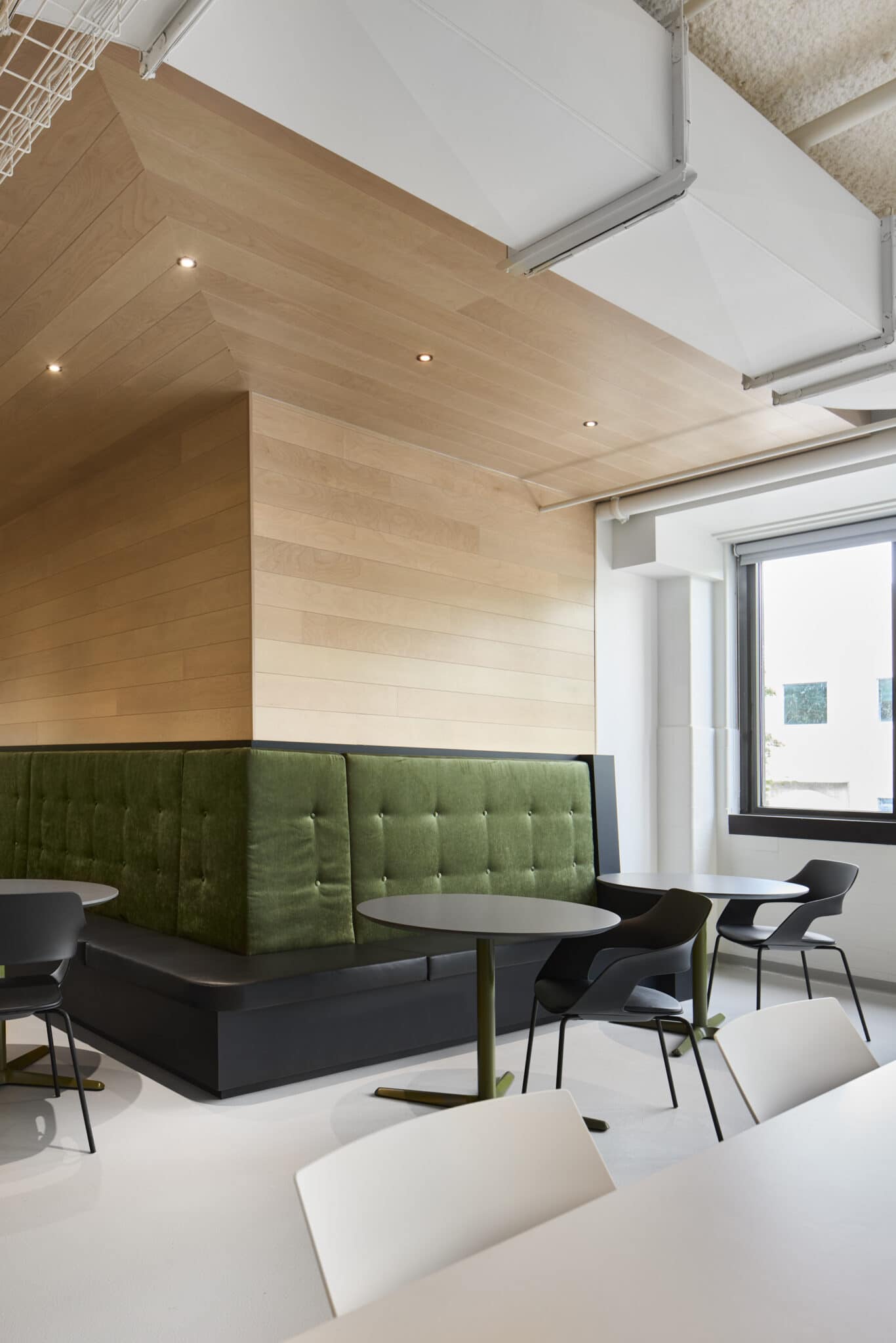 Projet de design corporatif - Banquette dans la cafétéria au siège social de Morgan Schaffer à Montréal par VAD Designers d'intérieur commercial.