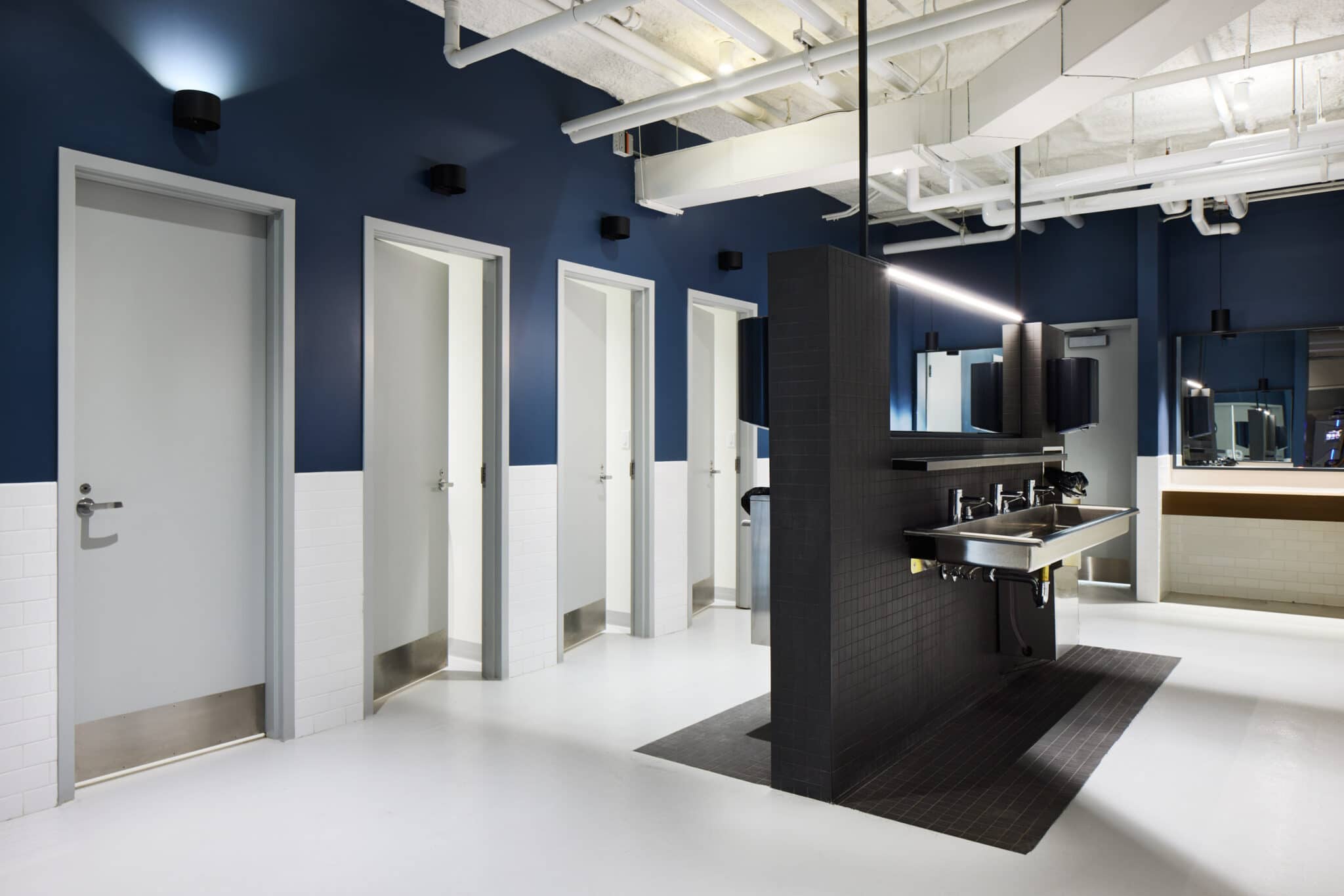 Projet de design corporatif - Salle de bain au siège social de Morgan Schaffer à Montréal par VAD Designers d'intérieur commercial.
