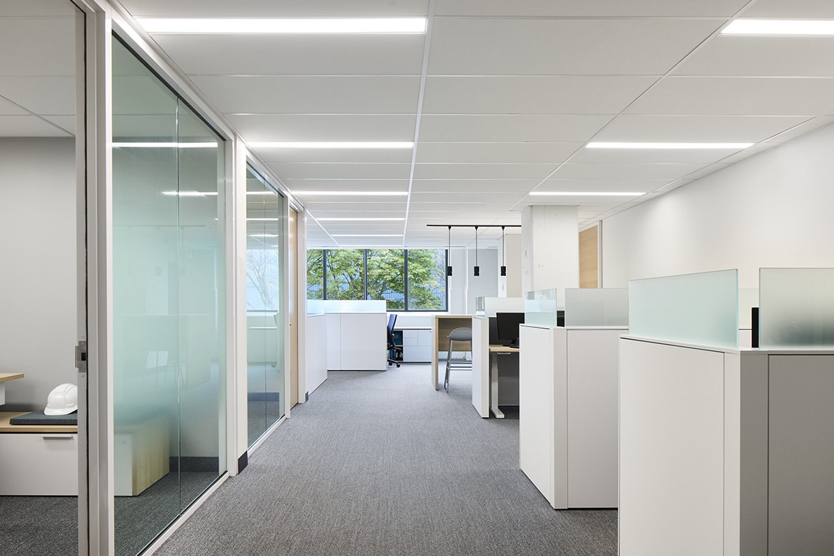 Projet de design corporatif - Espaces de travail au siège social de Morgan Schaffer à Montréal par VAD Designers d'intérieur commercial.