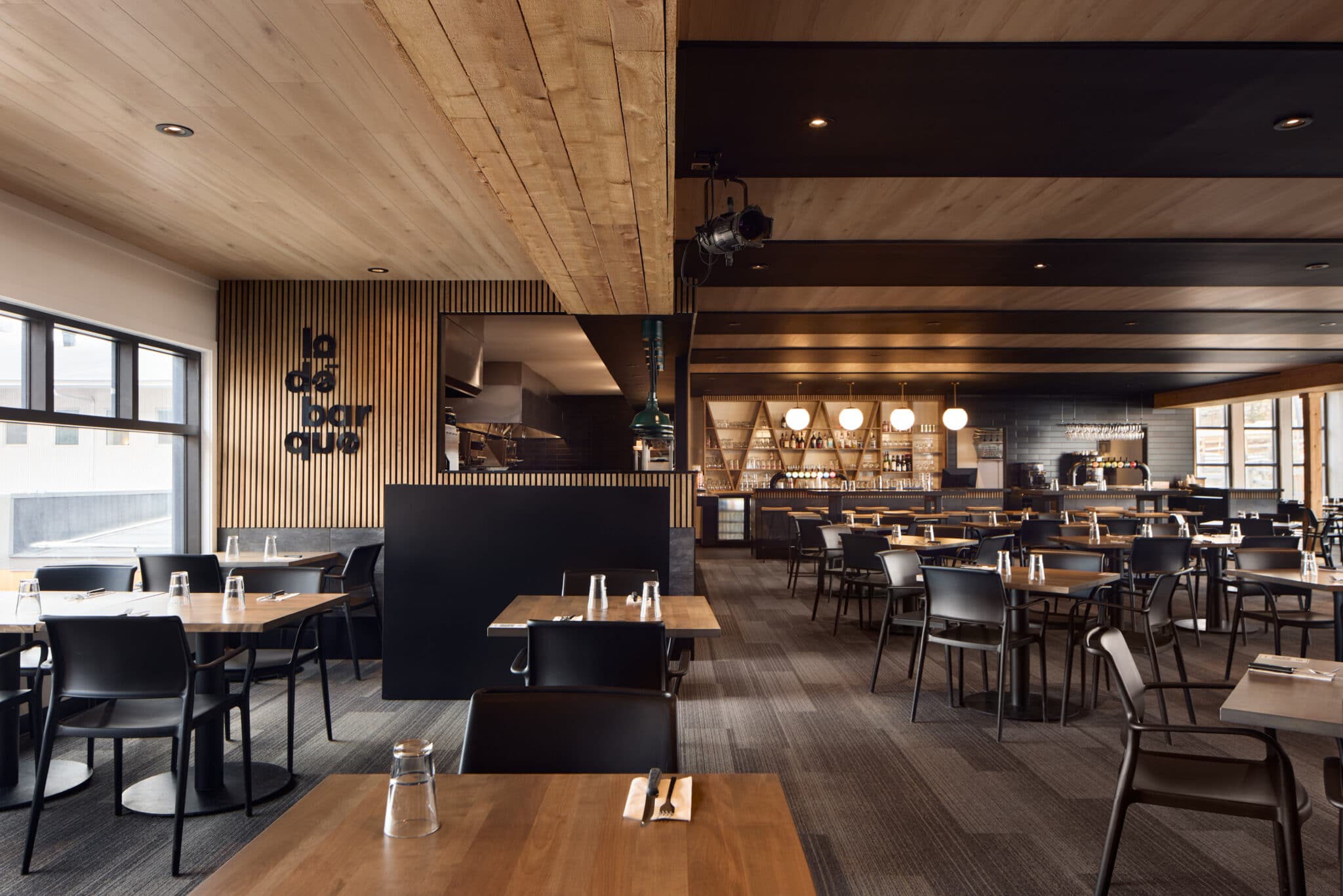 Projet de design corporatif - Restaurant Bar La Débarque Boutique de ski à Bromont, montage d'expériences par VAD Designers d'intérieur commercial.